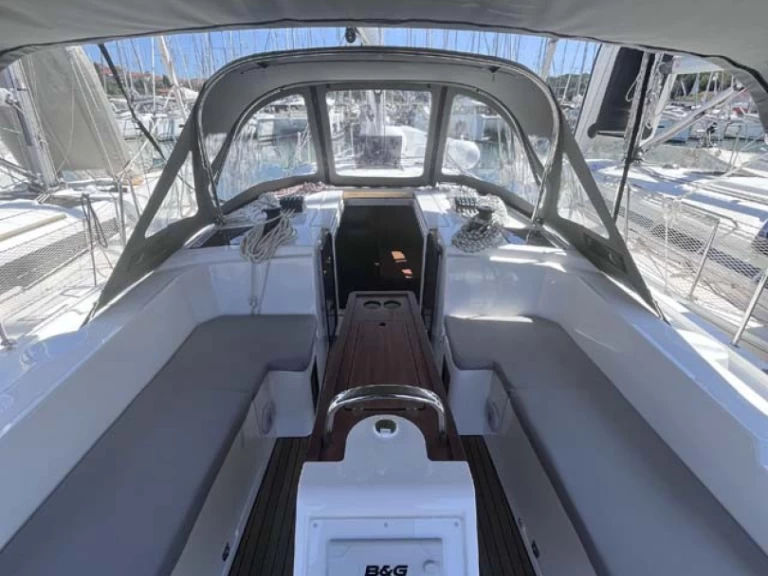 Yacht charter Pula  billig Bavaria C38