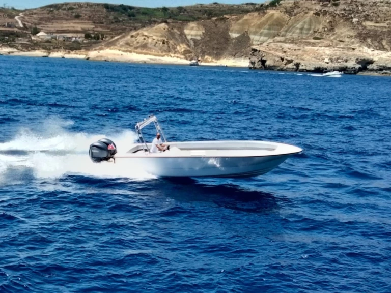 Uthyrning Motorbåt  Crown med en båtlicens 