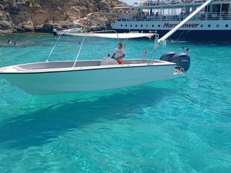 Crown Coronet charter bareboat eller skeppad i Xemxija