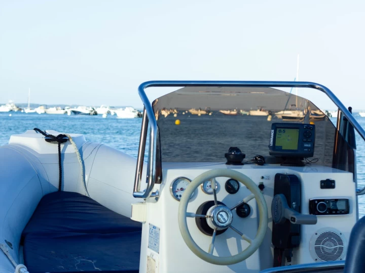 Uthyrning RIB Joker Boat med en båtlicens 