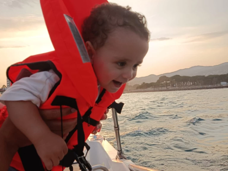 Four Winns Sundowner 285 charter bareboat eller skeppad i Cannes