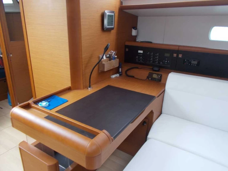 Jeanneau Sun Odyssey 519 charter bareboat eller skeppad i Castellammare di Stabia