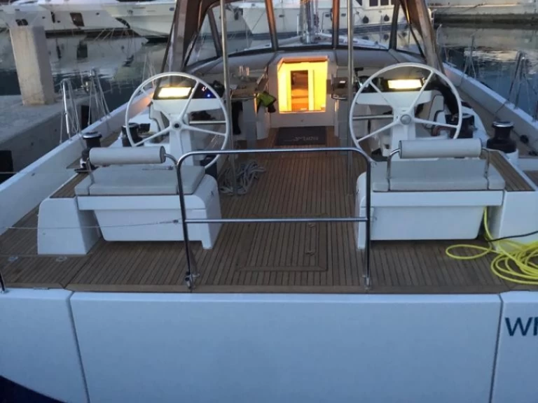 Bénéteau Oceanis Yacht 54 charter bareboat eller skeppad i Rogoznica