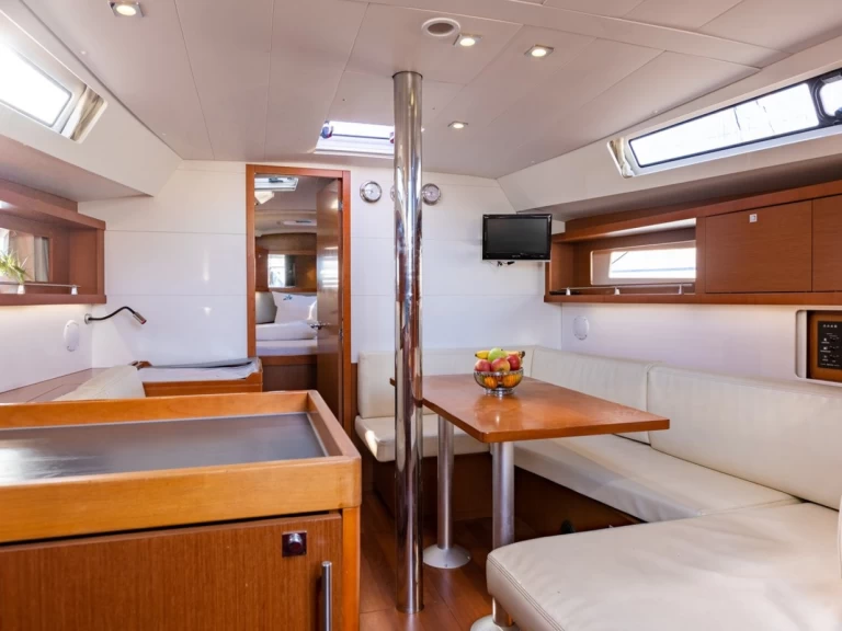 Bénéteau Oceanis 41.1 charter bareboat eller skeppad i Punat