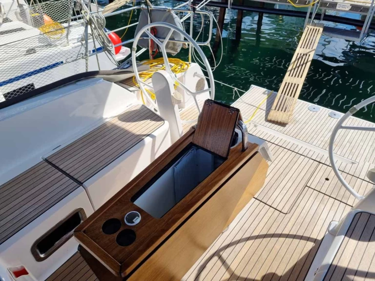 Bavaria Cruiser 46 charter bareboat eller skeppad i Punat