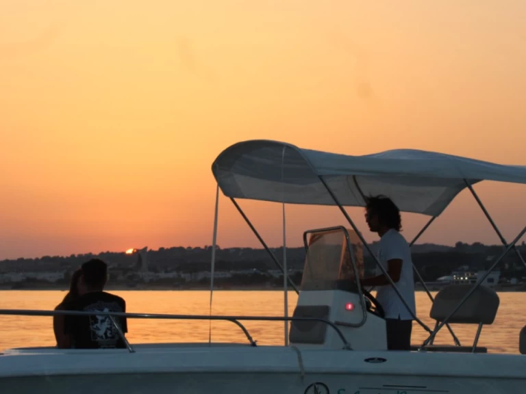 Hyra Motorbåt  med eller utan skeppare Mingolla Torre Vado 