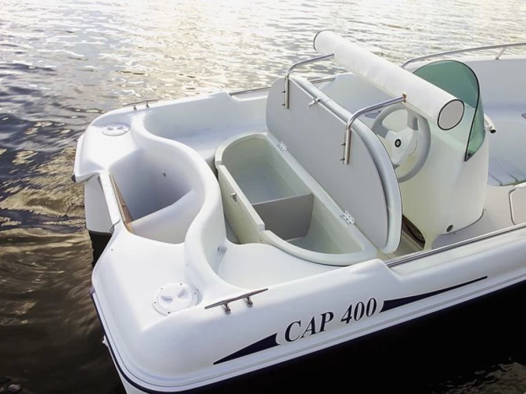 Rigiflex Cap 400 charter bareboat eller skeppad i Le François