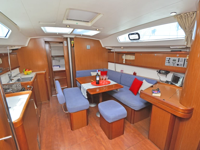 Bénéteau Oceanis 43 charter bareboat eller skeppad i Deme of Volos