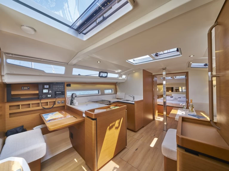 Uthyrning Segelbåt  Jeanneau med en båtlicens 