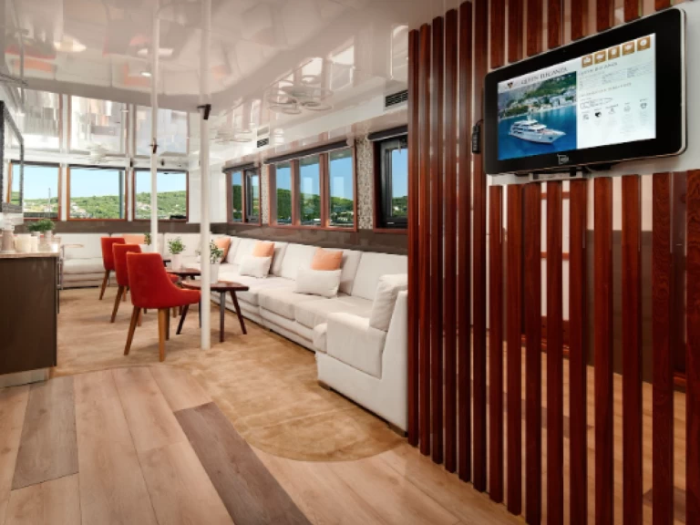 Hyr en  Motoryacht Queen Eleganza Split  