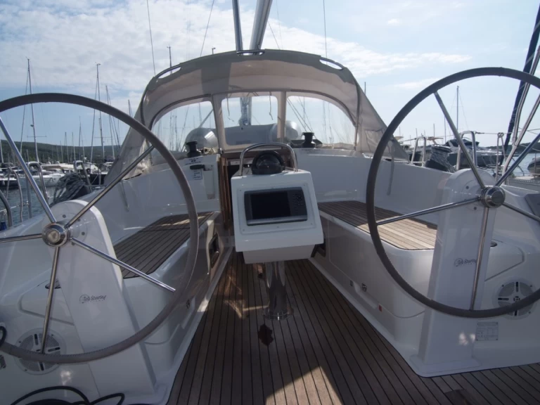 Bavaria Cruiser 37 charter bareboat eller skeppad i Punat