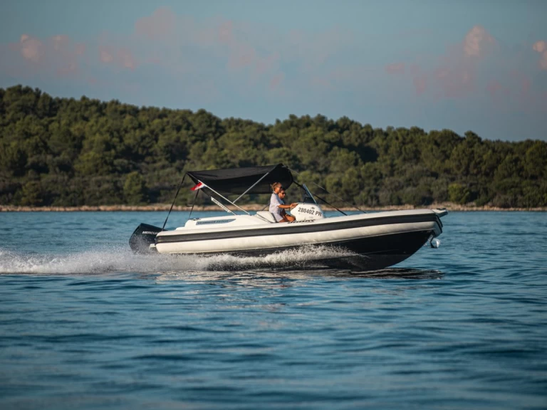 Joker Boat Joker Boat Clubman 22 Plus charter bareboat eller skeppad i Sukošan