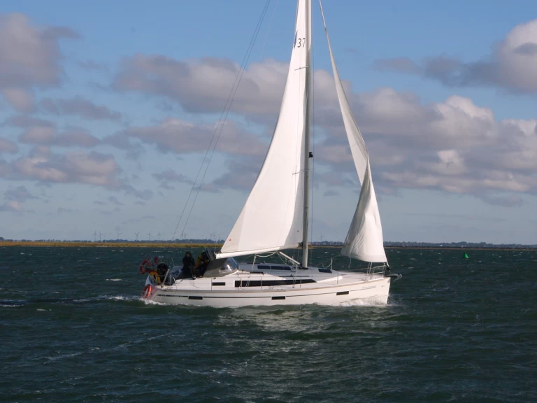 Yacht charter Heiligenhafen billig Cruiser 37