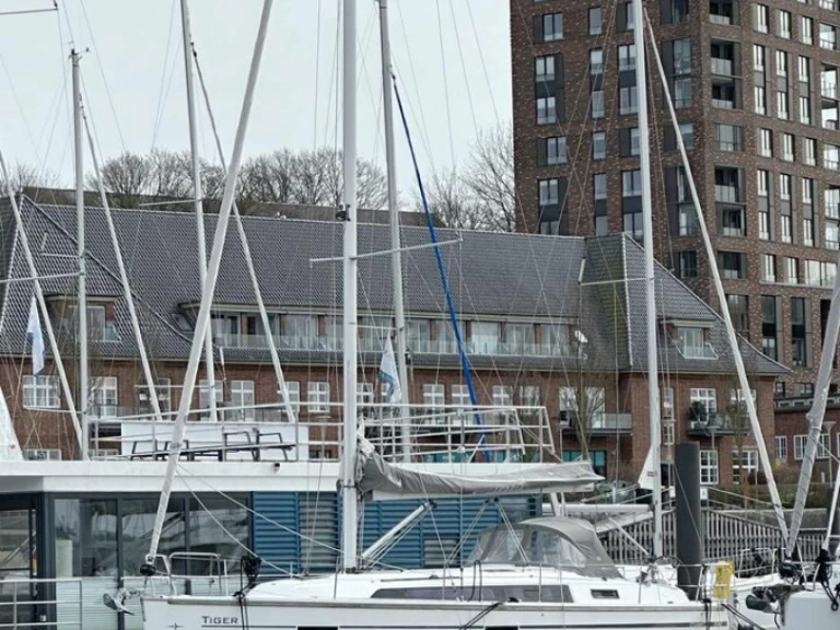 Bavaria Cruiser 37 charter bareboat eller skeppad i Flensburg