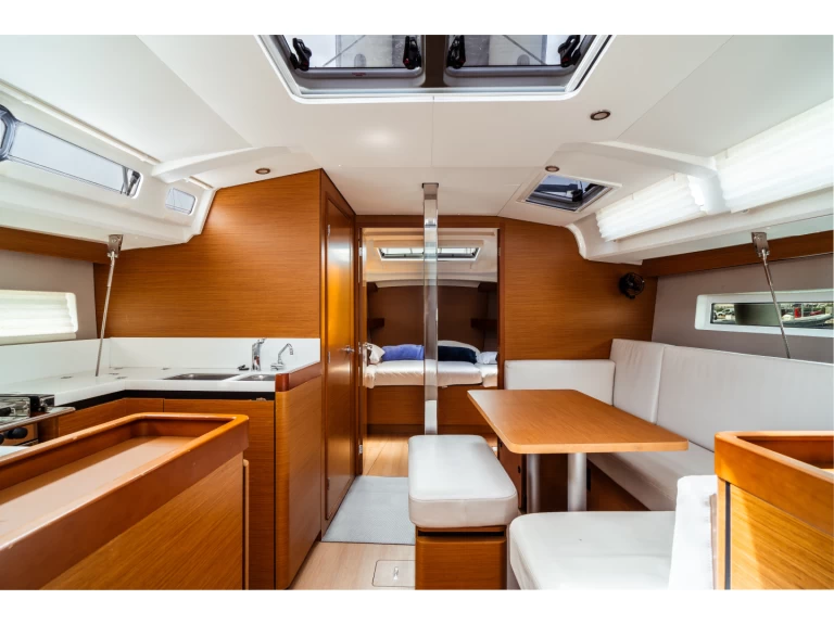 Uthyrning Segelbåt  Jeanneau med en båtlicens 