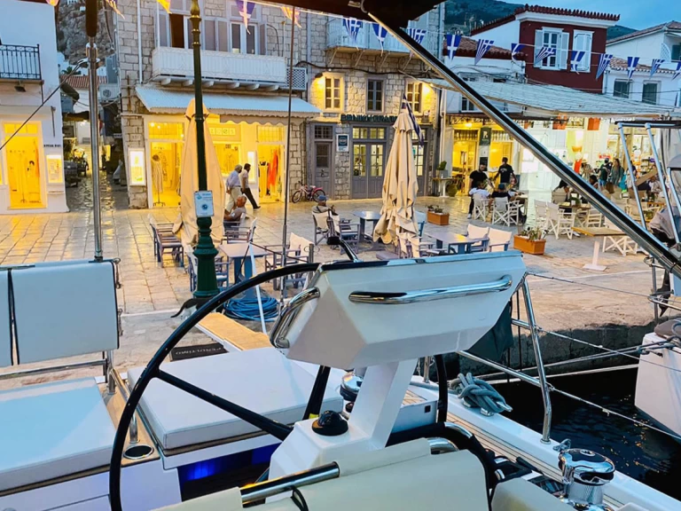 Bénéteau Oceanis Yacht 62 charter bareboat eller skeppad i Elliniko 