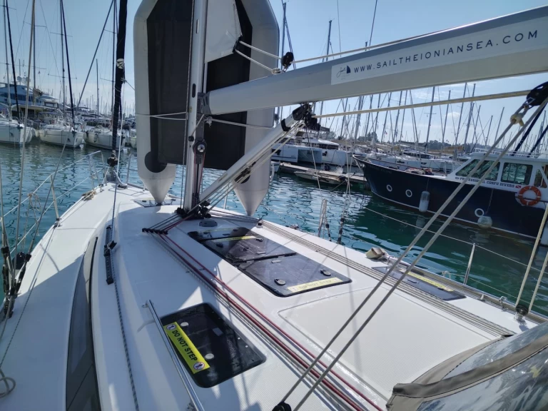 Bavaria Cruiser 37 charter bareboat eller skeppad i Gouvia