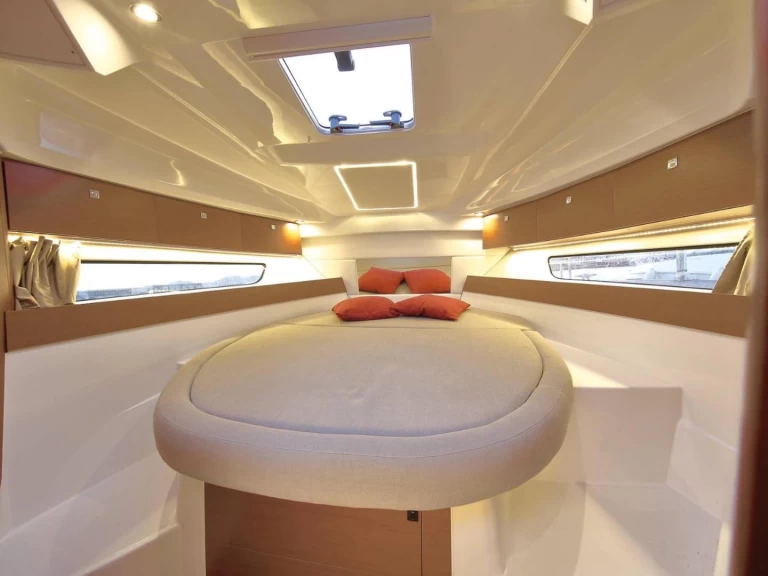 Jeanneau Merry Fisher 895 charter bareboat eller skeppad i Biograd Na Moru