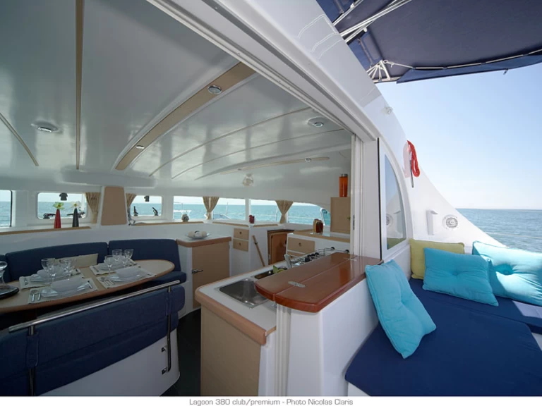 Lagoon Lagoon 380 charter bareboat eller skeppad i Le Marin