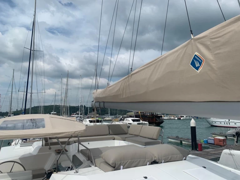 Fountaine Pajot Elba 45 charter bareboat eller skeppad i Mai Khao