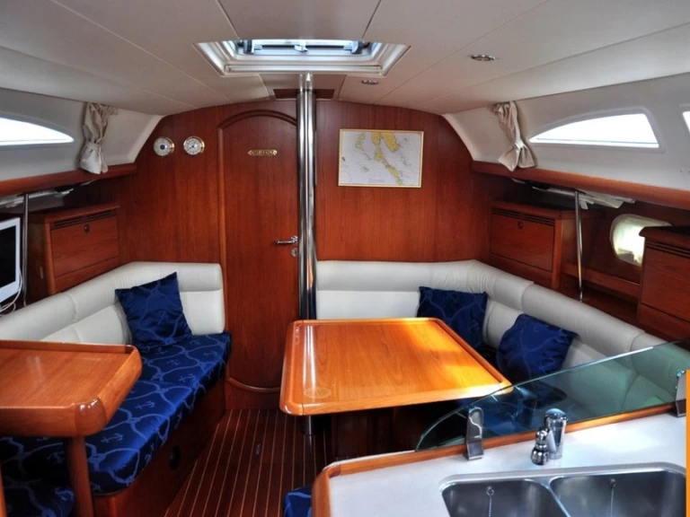 Uthyrning Segelbåt  Jeanneau med en båtlicens 