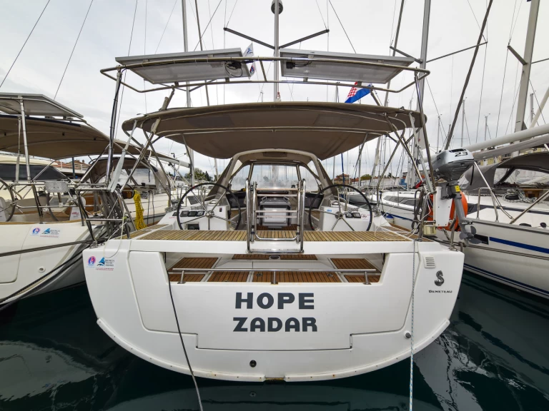 Bénéteau Oceanis 41 charter bareboat eller skeppad i Zadar
