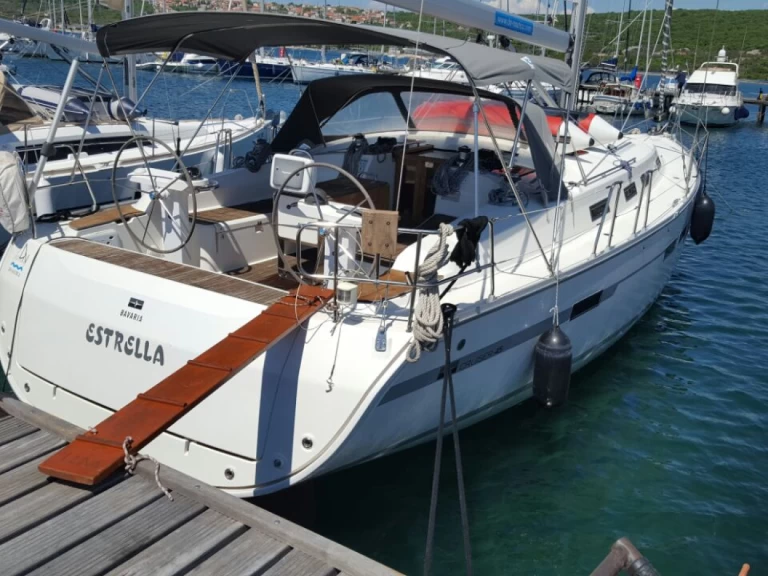 Bavaria Cruiser 45 charter bareboat eller skeppad i Punat