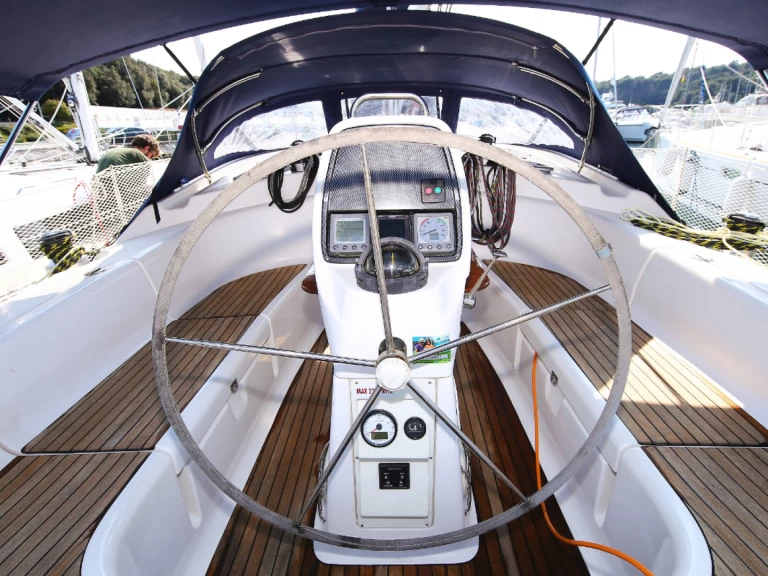 Bavaria Bavaria 39 Cruiser charter bareboat eller skeppad i Pula 