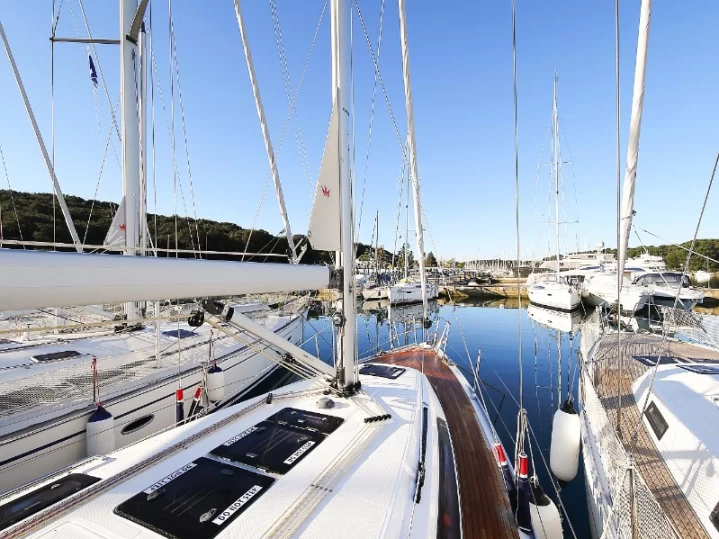 Bavaria Cruiser 37 charter bareboat eller skeppad i Punat