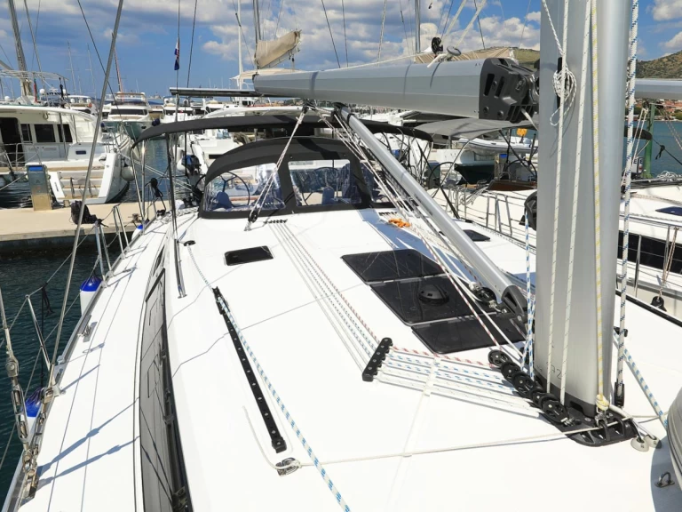 Bavaria Cruiser 46 charter bareboat eller skeppad i Biograd Na Moru