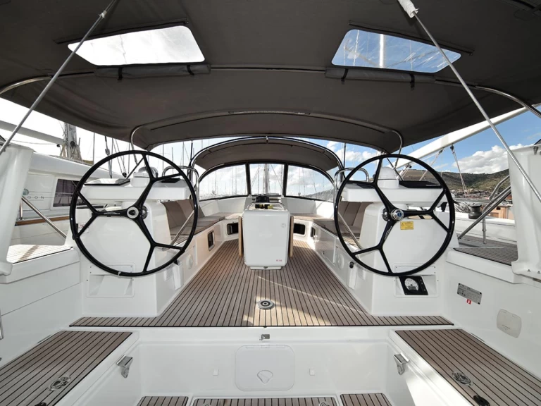 Jeanneau Jeanneau 54 charter bareboat eller skeppad i Trogir 