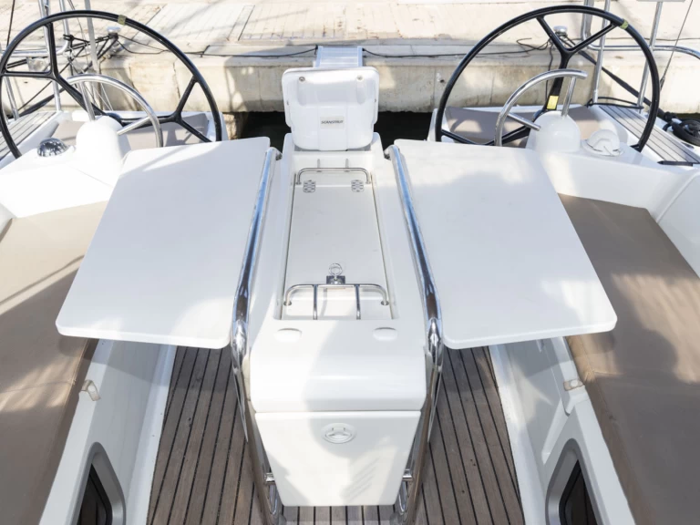 Uthyrning Segelbåt  Jeanneau med en båtlicens 