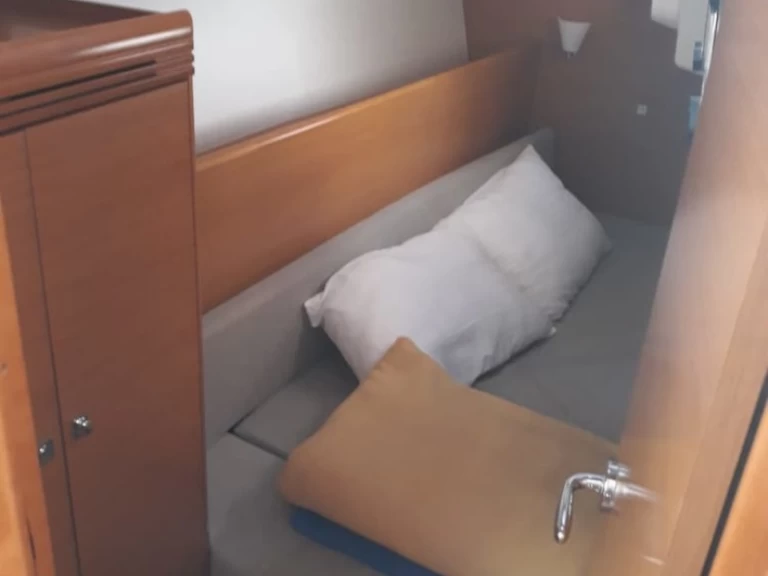 Hyr en Jeanneau Sun Odyssey 33i Gouvia 