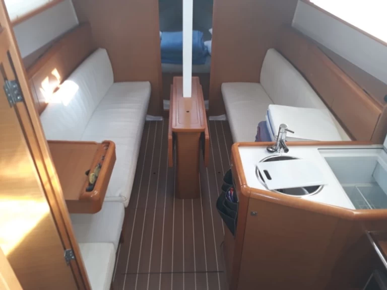 Jeanneau Sun Odyssey 33i charter bareboat eller skeppad i Gouvia