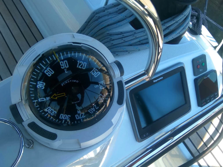 Uthyrning Segelbåt  Jeanneau med en båtlicens 