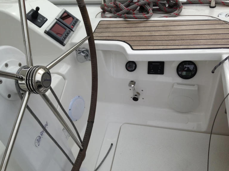 Bavaria Cruiser 41 charter bareboat eller skeppad i Kos 