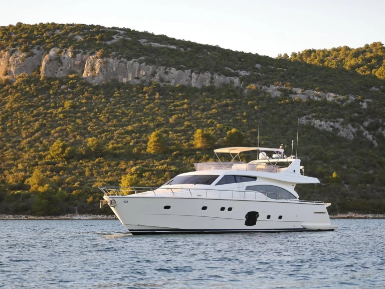 Hyr en Ferretti Ferretti Yachts 681 Split  