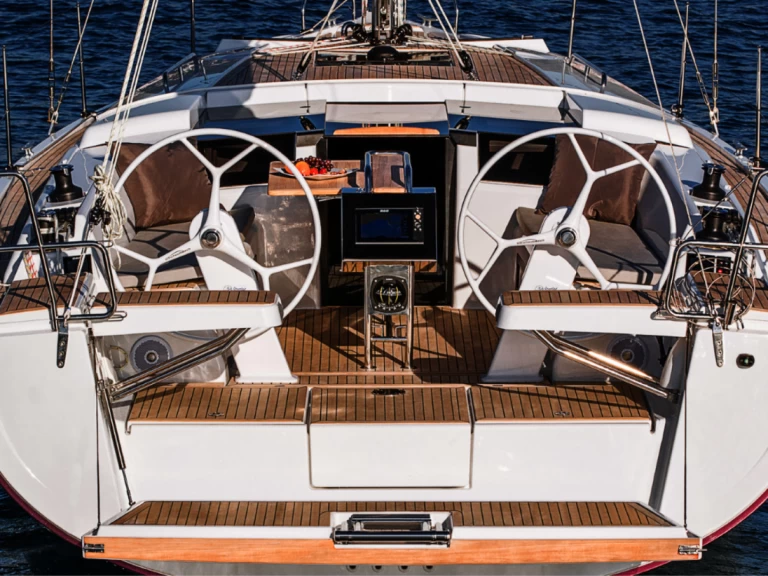 Hanse Hanse 388 charter bareboat eller skeppad i Komolac
