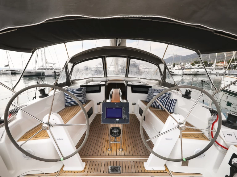 Hanse Hanse 418 charter bareboat eller skeppad i Kaštela