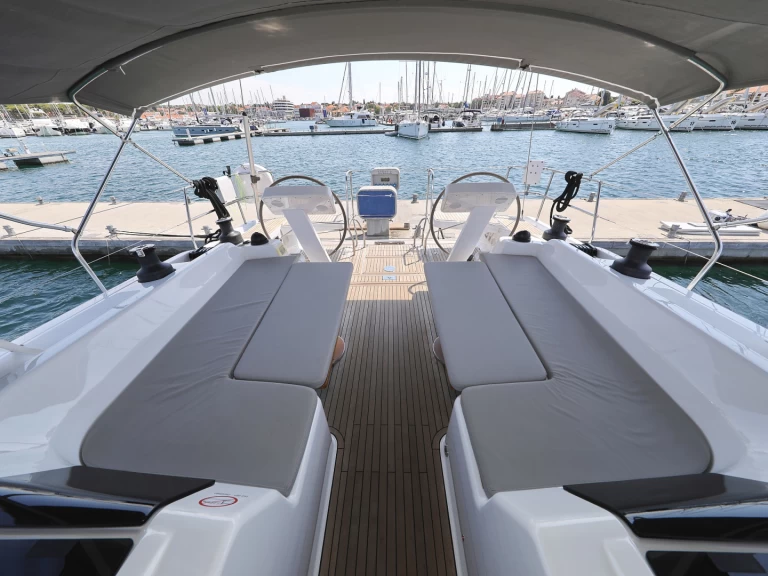 Hanse Hanse 508 charter bareboat eller skeppad i Biograd Na Moru