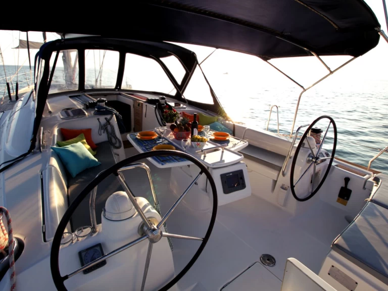 Hyr en Bénéteau Oceanis 54 Alimos 