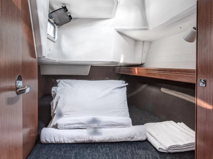 Bavaria Cruiser 37 charter bareboat eller skeppad i Gouvia