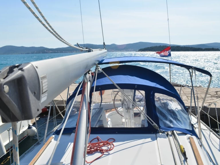 Bénéteau Oceanis 323 Clipper charter bareboat eller skeppad i Biograd Na Moru