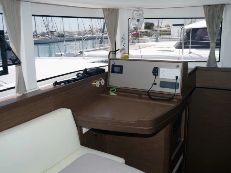 Lagoon Lagoon 42 charter bareboat eller skeppad i Donji Seget