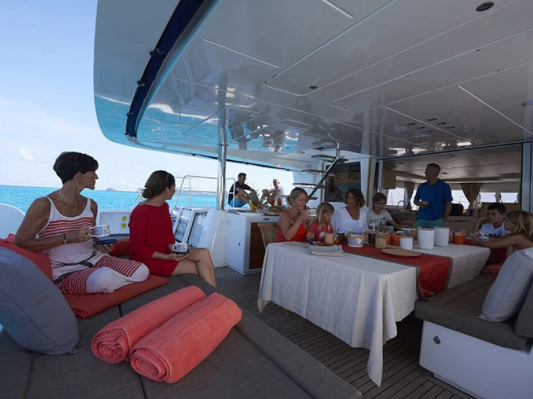 Lagoon Lagoon 620 charter bareboat eller skeppad i Rangiroa