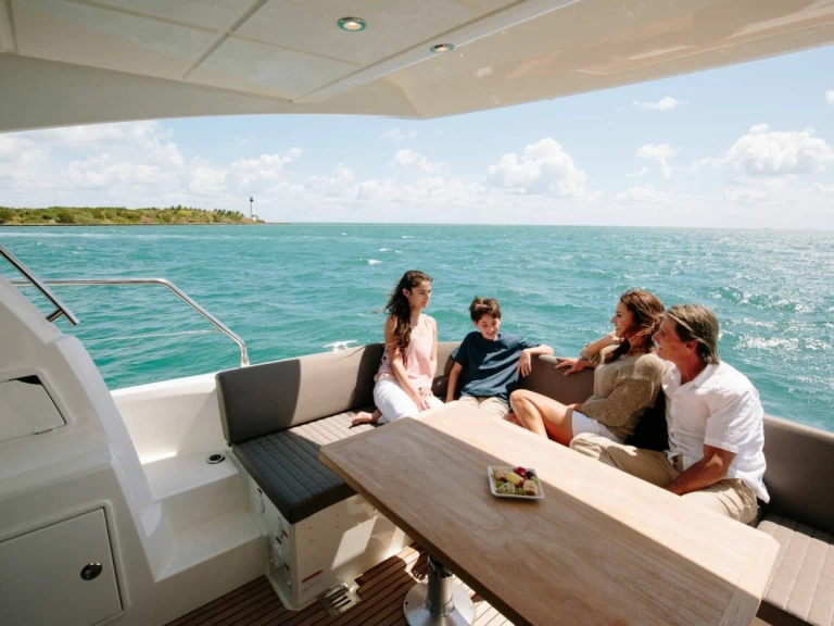 Uthyrning Motorbåt  Jeanneau med en båtlicens 