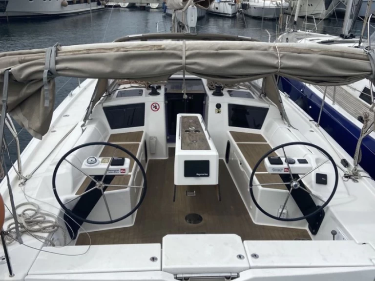Dufour Dufour 390 Grand Large charter bareboat eller skeppad i Marseille