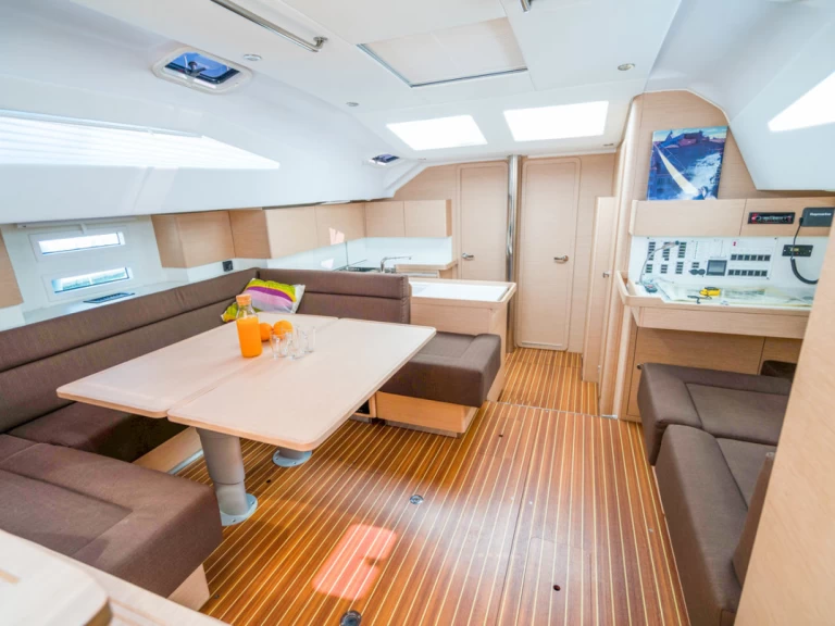 Hyra Segelbåt  med eller utan skeppare Elan Biograd Na Moru 