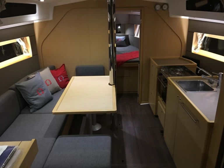 Bénéteau Oceanis 38 charter bareboat eller skeppad i Biograd Na Moru