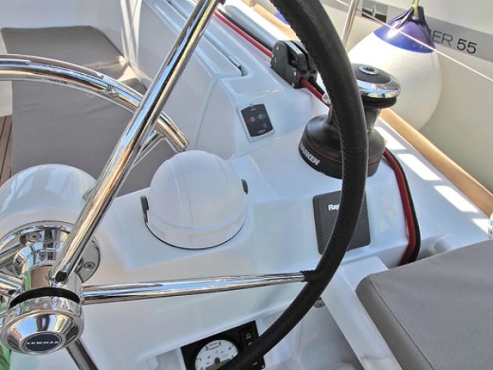 Uthyrning Segelbåt  Jeanneau med en båtlicens 